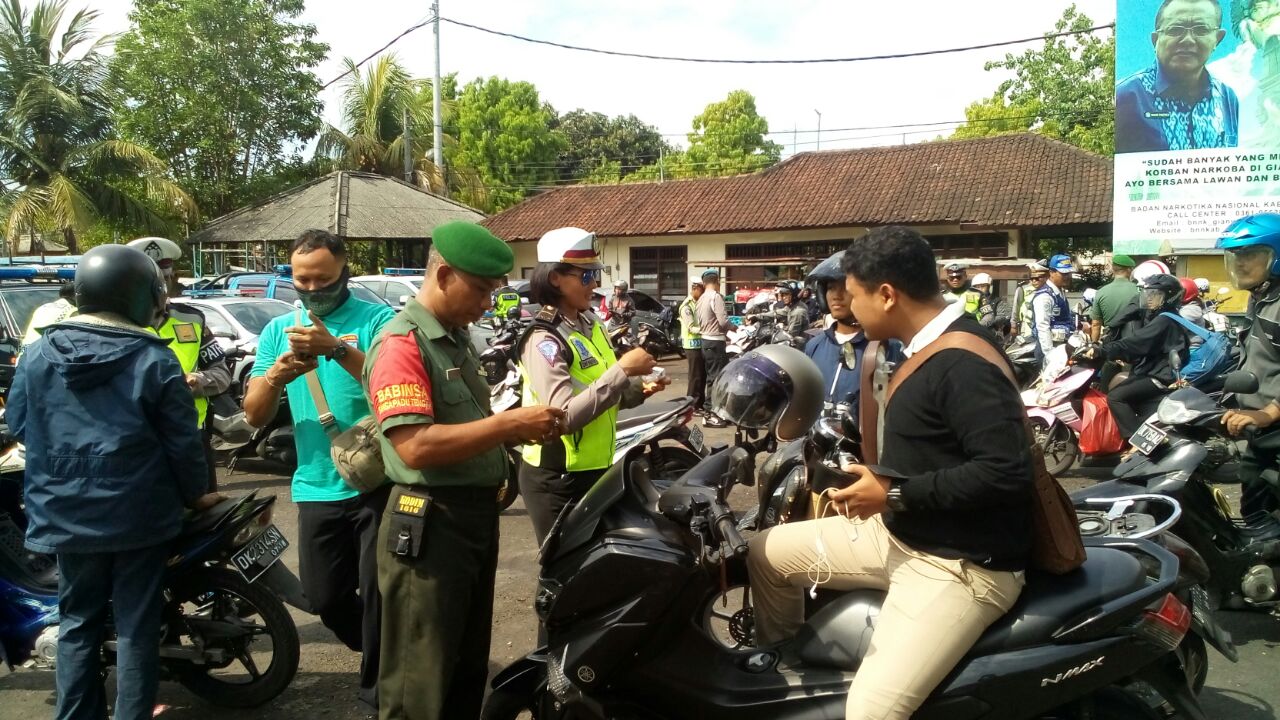 TNI-Polri Bersinergi Gelar Operasi Tertib Lalin  Di Wilayah Gianyar