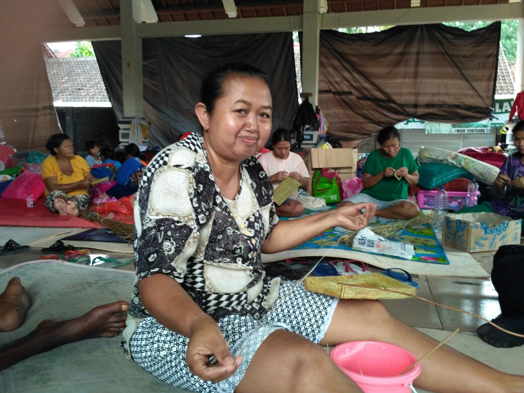 Manik Merajut Harapan, Meski Di Pengungsian : Hasilkan Kotak Tisu Berbahan Alami