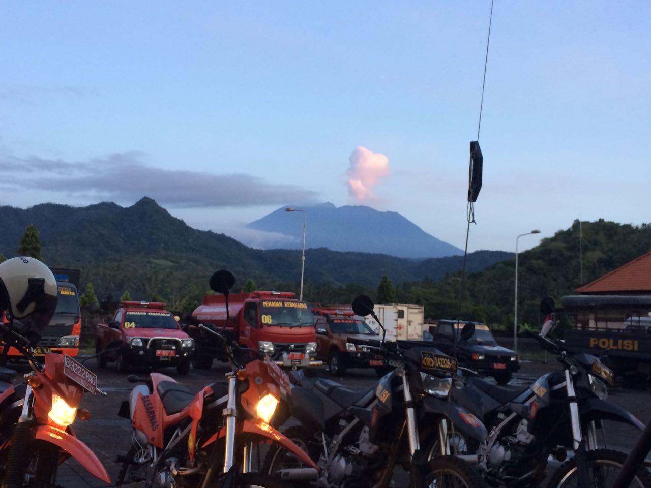 TIM SAR GABUNGAN EVAKUASI 102 PENDERITA GANGGUAN JIWA TERDAMPAK ERUPSI GUNUNG AGUNG