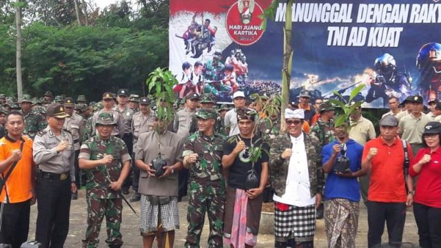 Kodam Udayana Kerahkan Ribuan Personil Tanam Pohon Dan Bersihkan Areal Pura Luhur Batu Lumbung