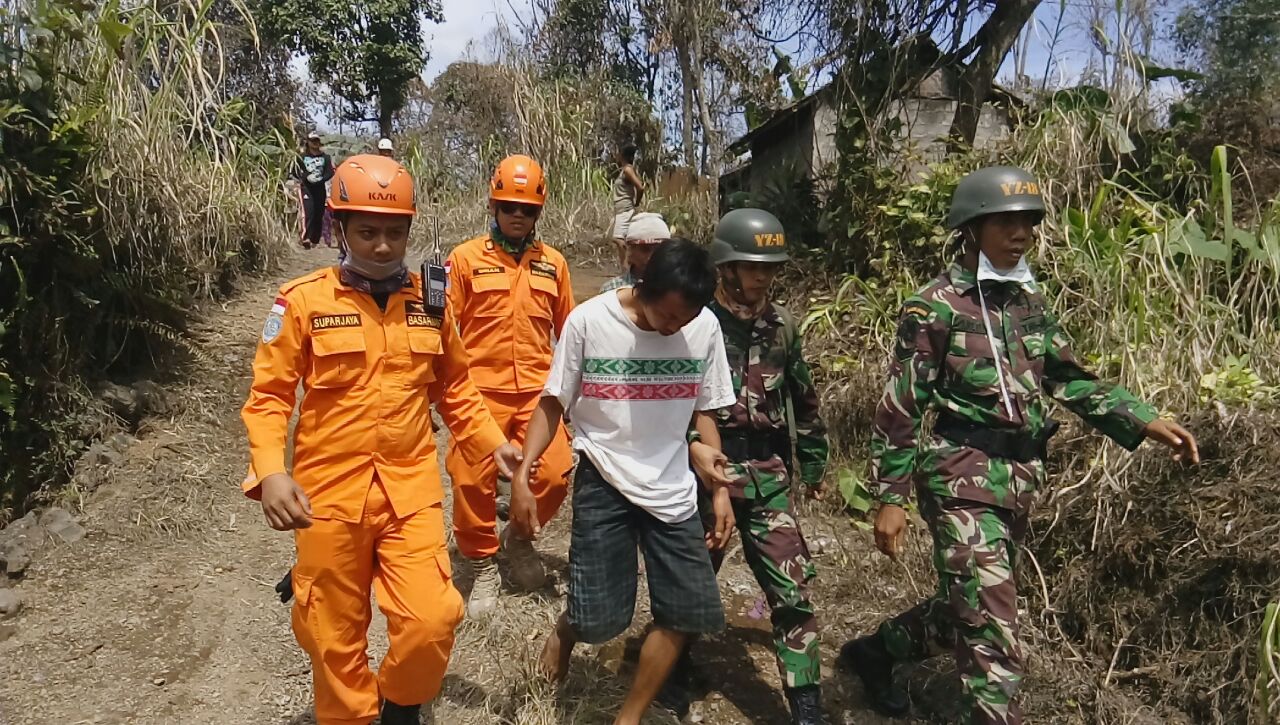 Tim SAR Dibantu TNI Evakuasi Dua Warga Penyandang Kejiwaan Dari Besakih