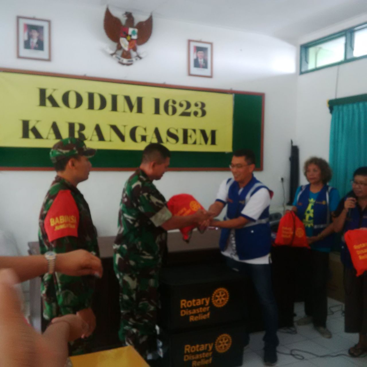 Rotary Disaster Relief Bantu Tas Keselamatan Untuk Babinsa Kodim 1623/Karangasem