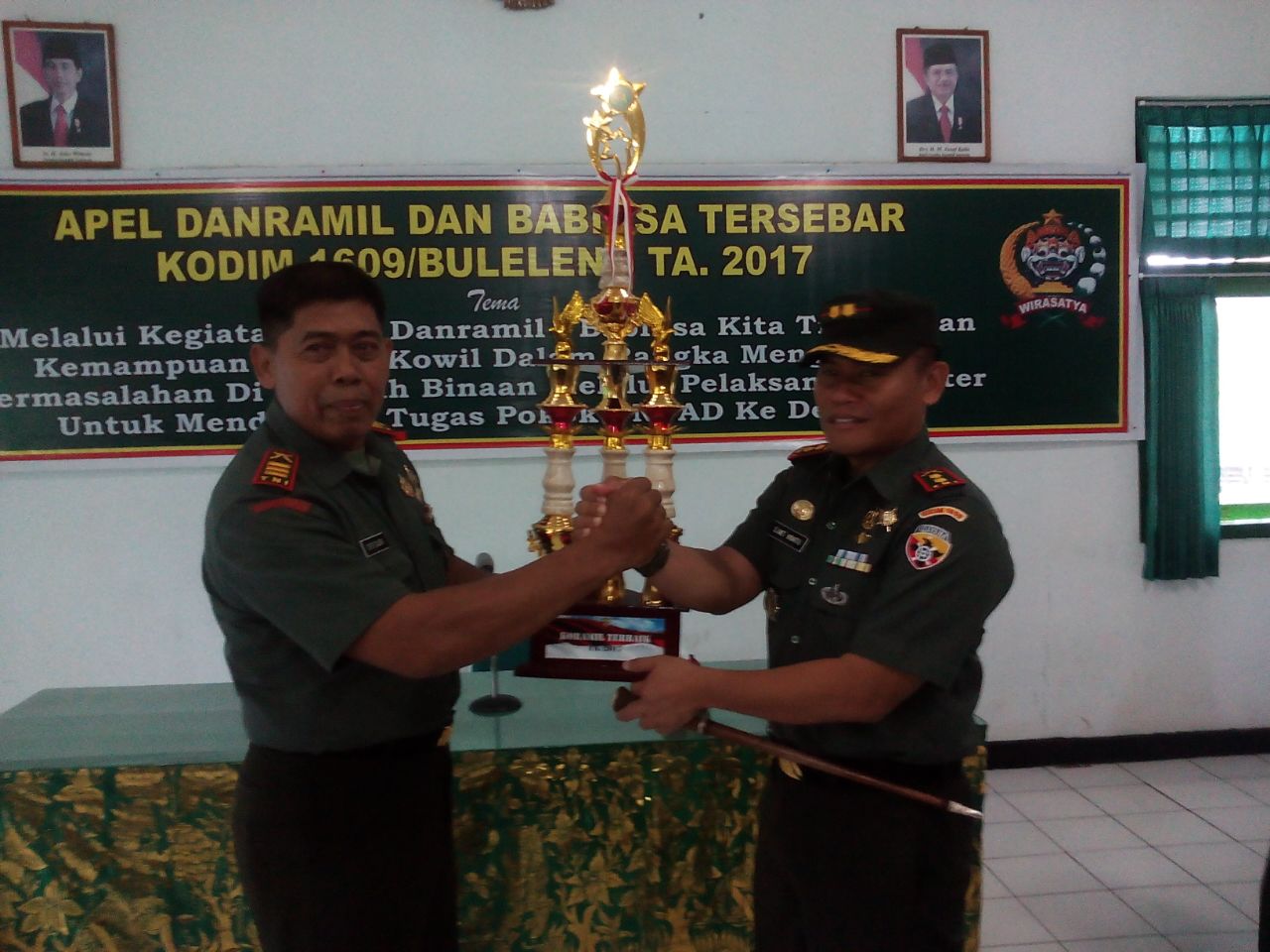 Dandim 1609/Buleleng Serahkan Piala Terbaik Koramil Busungbiu, Berikan Taliasih Kepada Umat Nasrani