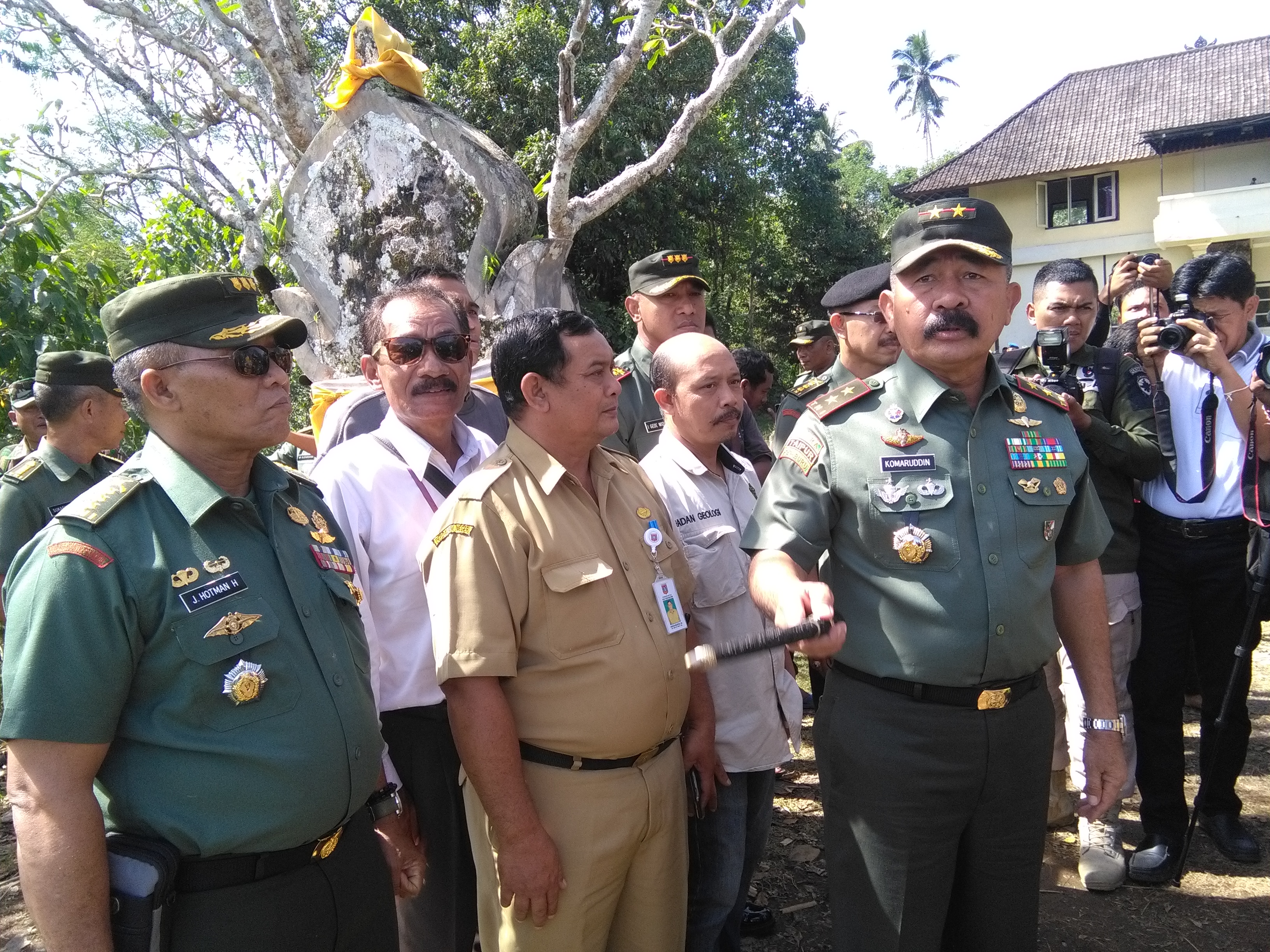 Pangdam IX/Udayana Kunjungi Lokasi Pengungsian : Sumbang Pakan Ternak Dan Beri Bantuan Mie Instan Bagi Pengungsi Di Muncan