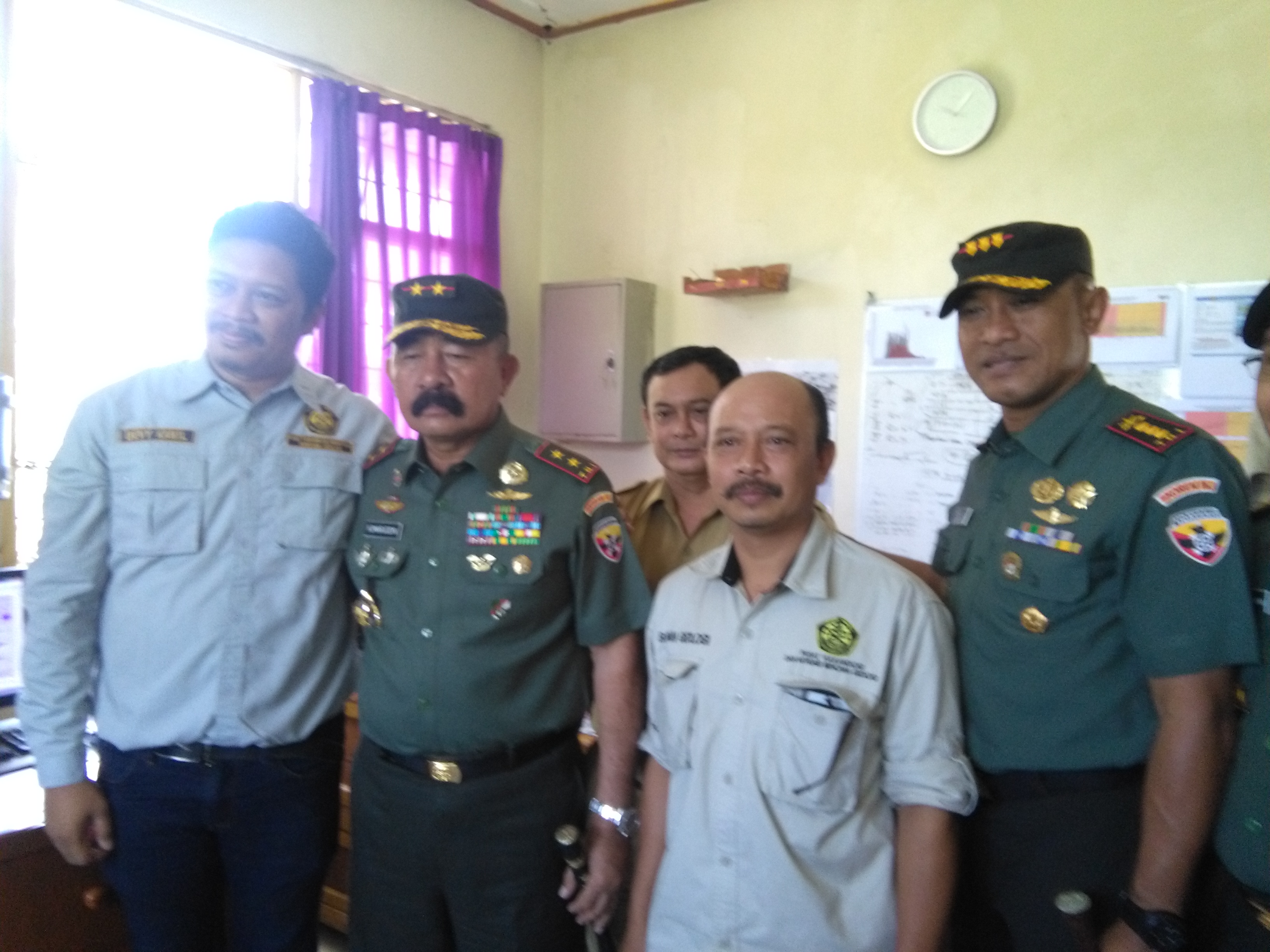 Pangdam IX/Udayana Kunjungi Portal, Pos Pantau, Penampungan Ternak Dan Pengungsi