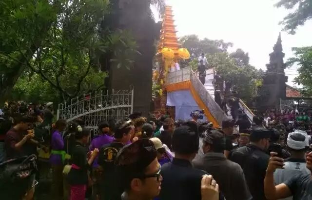 Selamat Jalan IGK. Adhiputra,SH,Ribuan Warga Iringi Pengabenannya