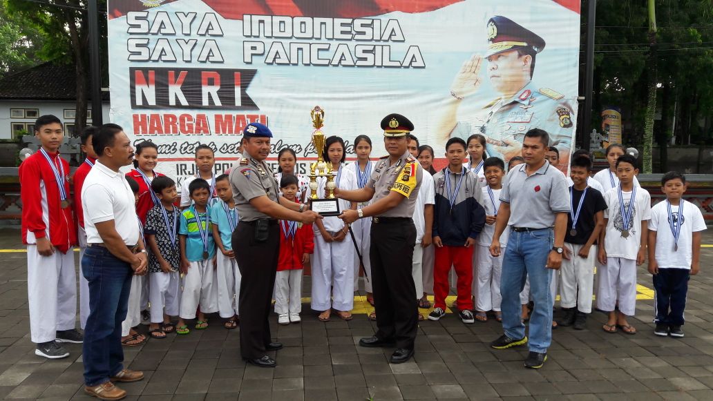 Kasat Polair Polres Jembrana Serahkan Piala Juara Umum 3 Karate Piala Kapolda Kepada Kapolres Jembrana