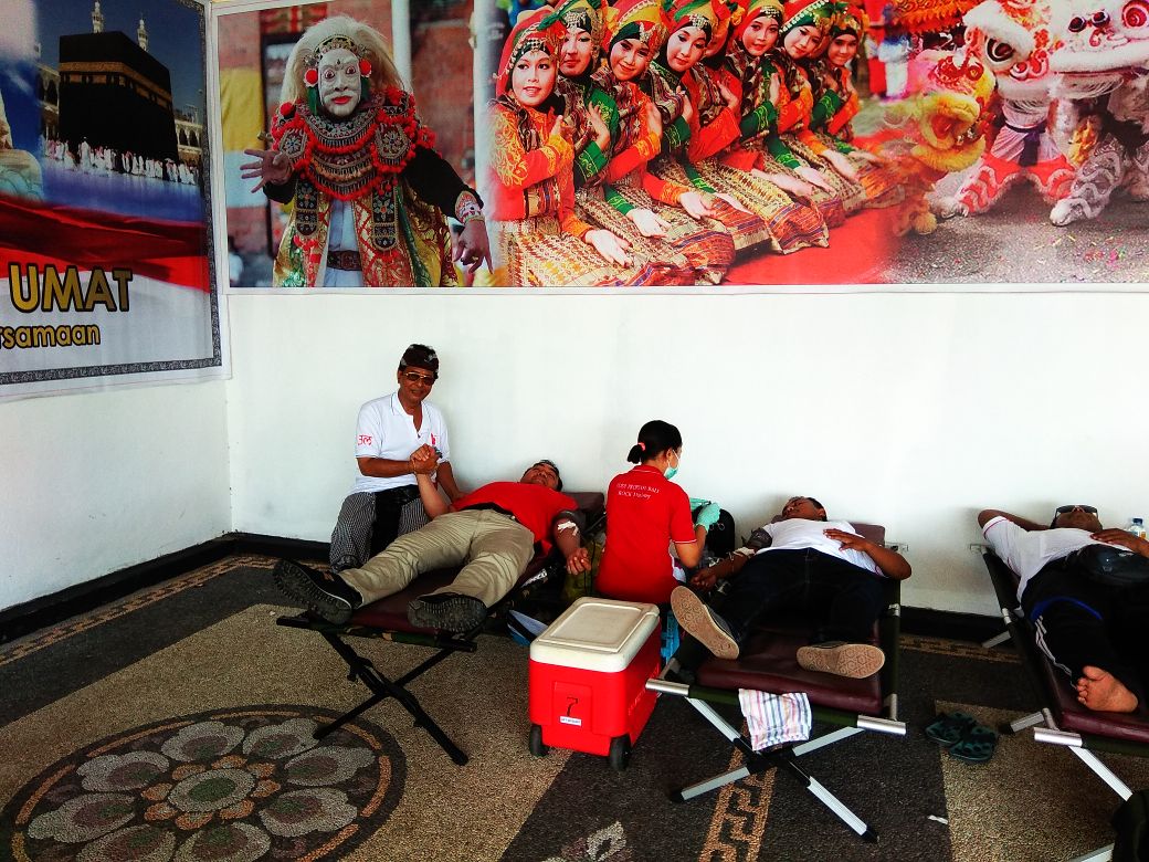 Aksi Donor Darah KPU, Kumpulkan 60 Kantong Darah dan Bagi Kacamata Baca Gratis