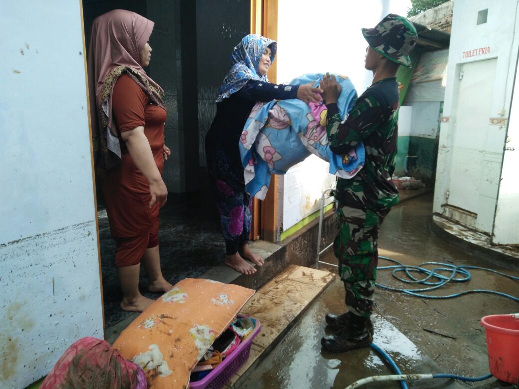 Kompi A Yonzipur 18/YKR Bantu Warga Bersihkan Lumpur Pasca Banjir Bandang di Singaraja