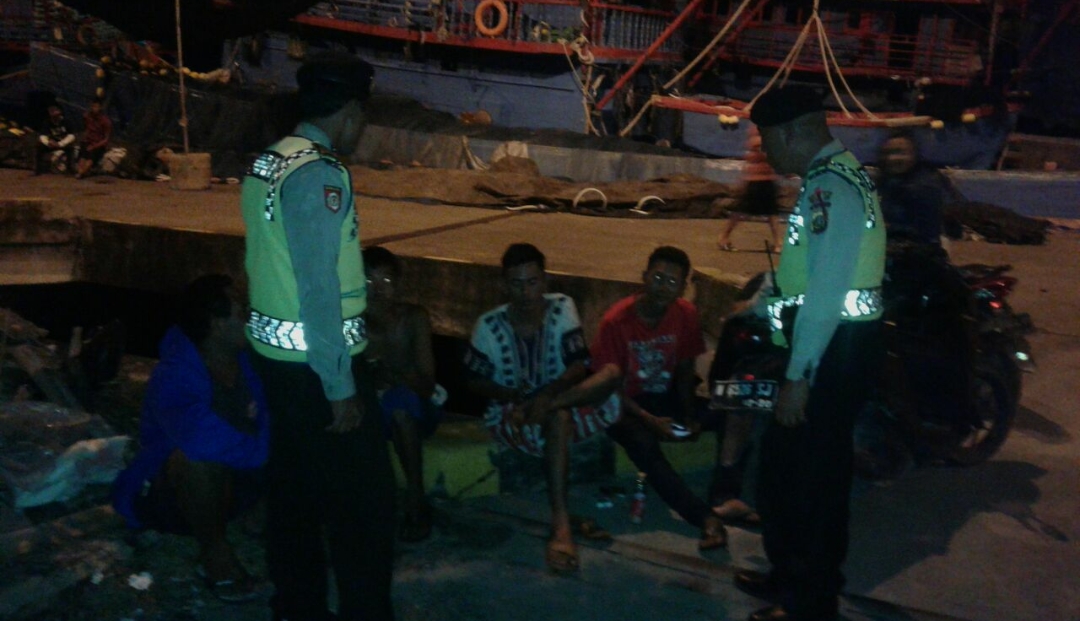 Anggota Polsek Benoa Sambangi Pengunjung dan ABK