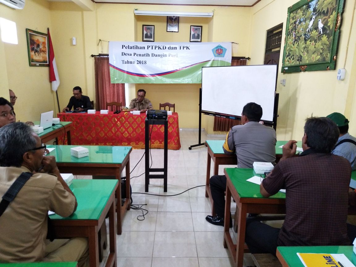 Pantau Situasi Kamtibmas, Babhin Penatih Polsek Dentim Ikuti Giat di Desa