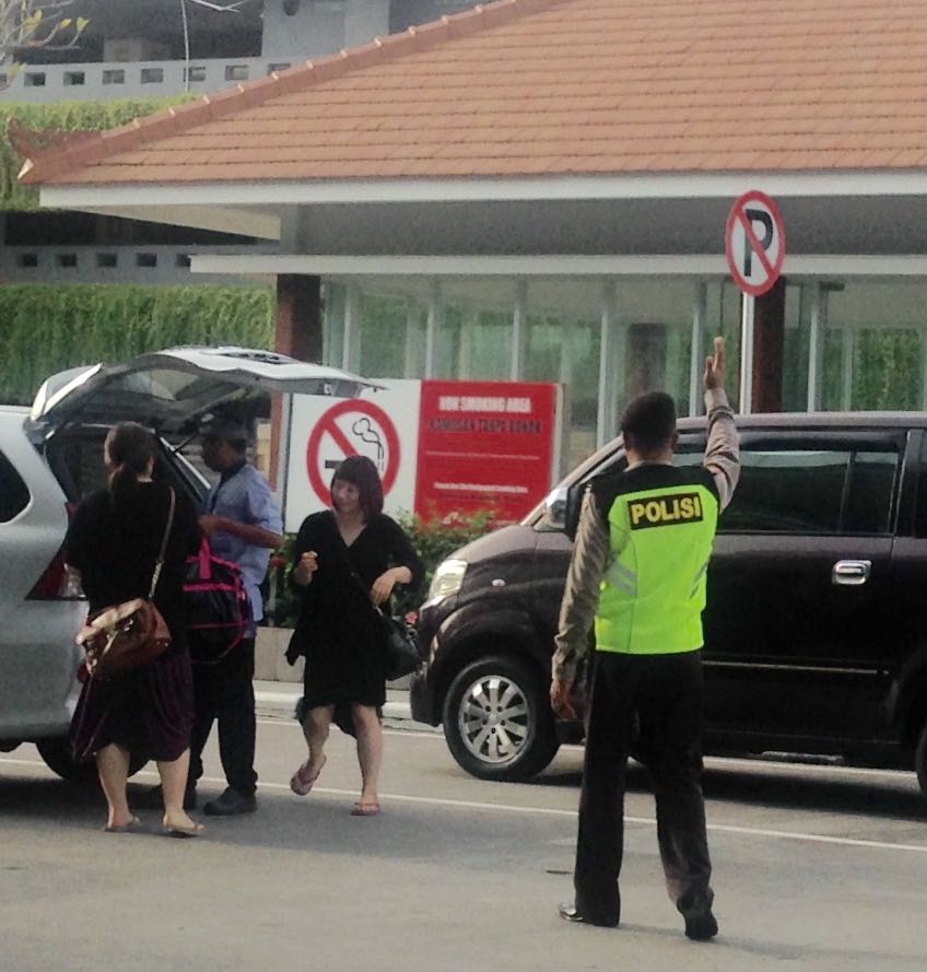 Polsek Udara Bandara Ngurah Rai Atur Lalin Prioritaskan Penyeberang