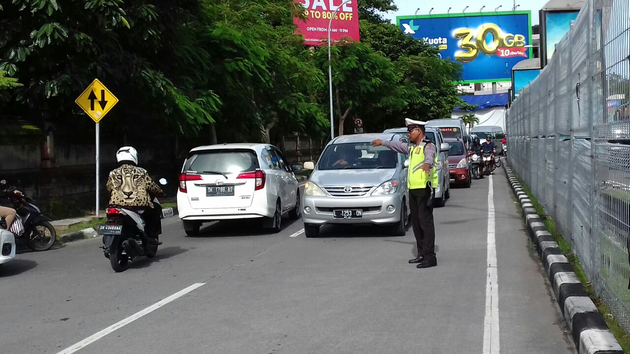 Arus Lalin Padat, Personil Polsek Udara Urai Kemacetan Simpang Harris Tuban