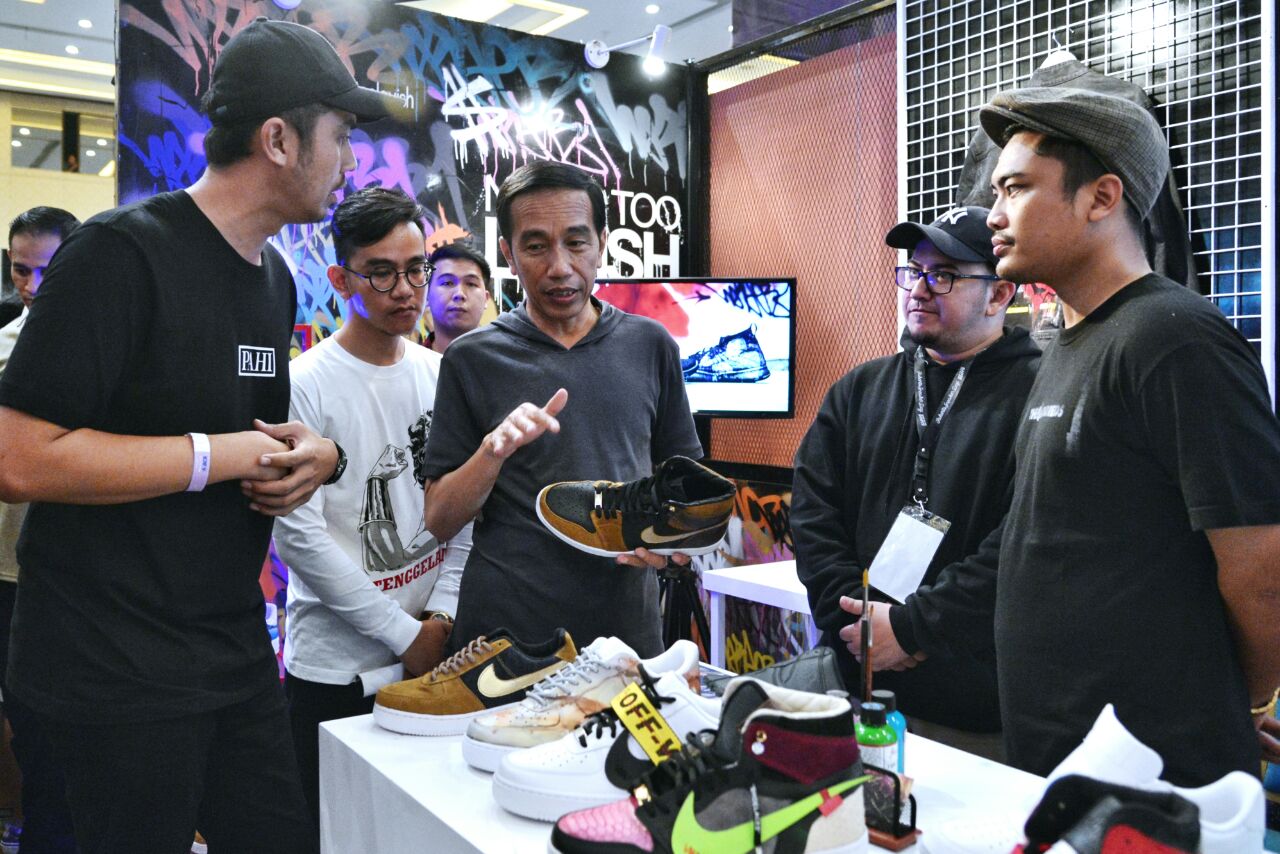 Presiden Jokowi Kunjungi Pameran Sepatu Sneaker Made in Indonesia