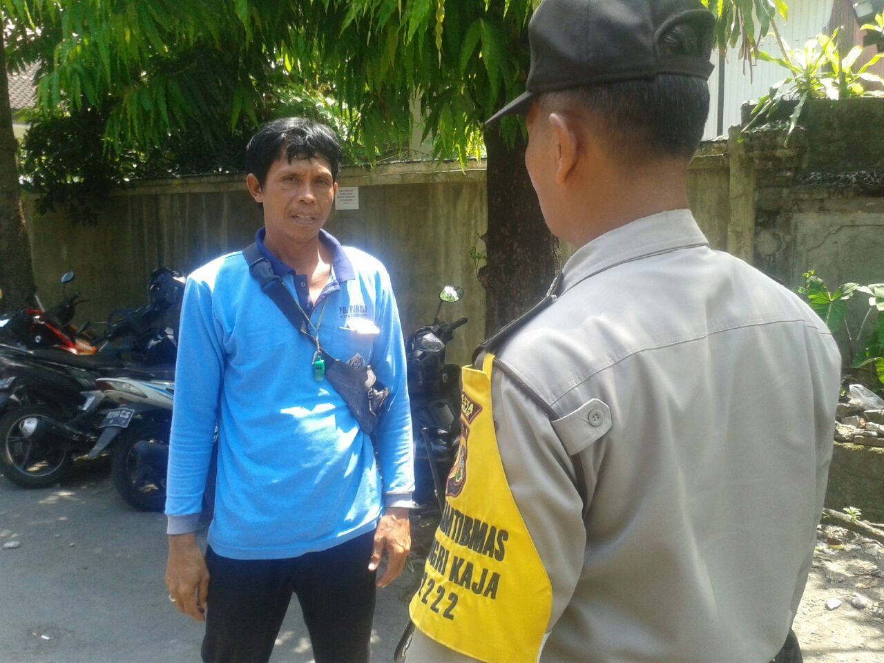 Sambangi Juru Parkir, Bhabin Dangri Kaja Polsek Dentim Jalin Kerja Sama