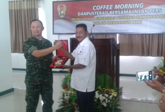 Danpusterad, Mayjen TNI Hartomo Ajak Wartawan Menulis Yang Baik dan Benar