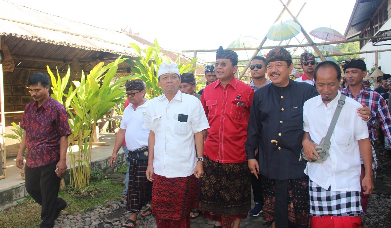 Koster dan Tjok Ace Kunjungi Obyek Wisata Alternatif Kubu Hobbit