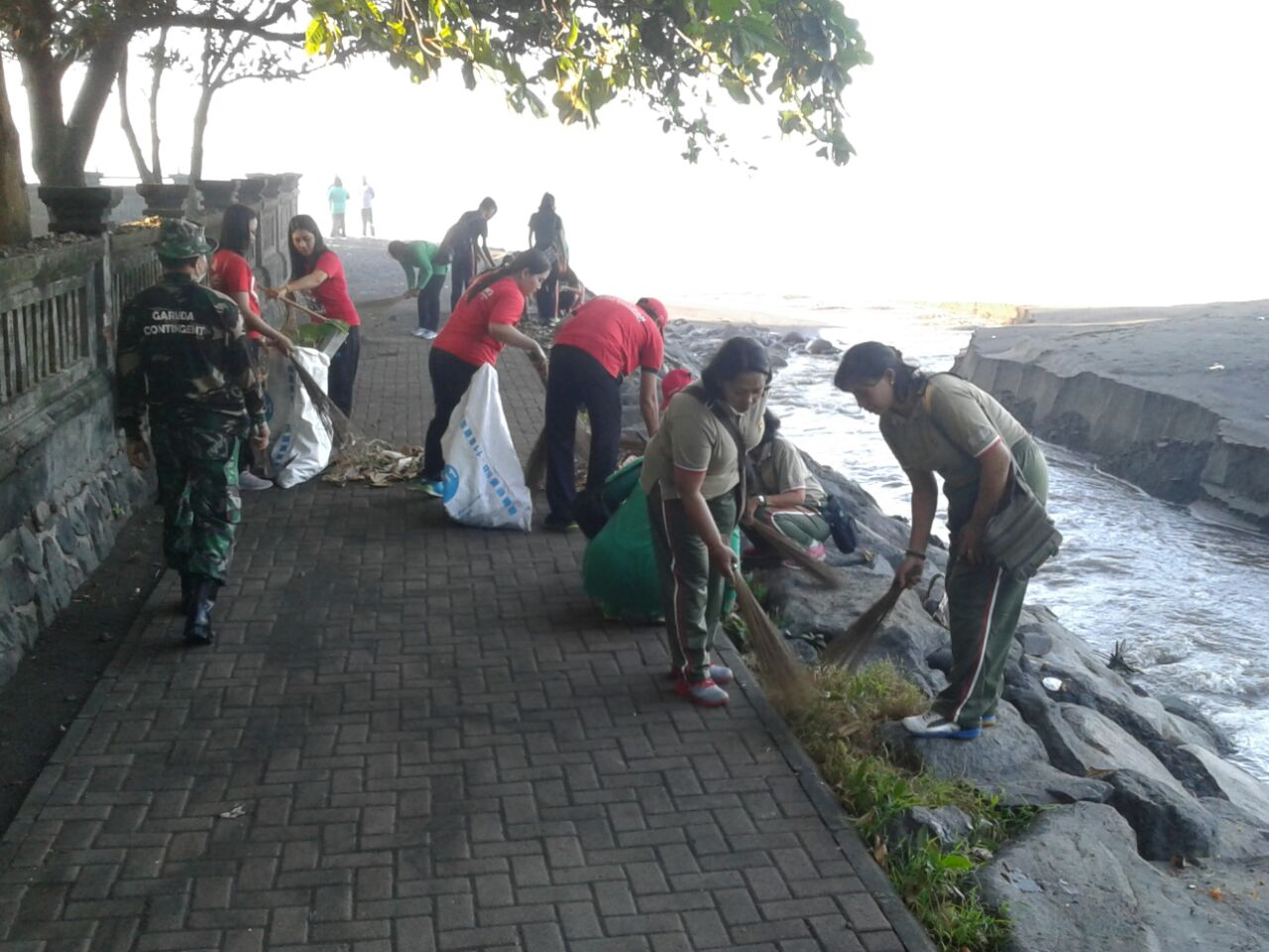Kodim Klungkung dan Pemkab Gelar Aksi Bersih-Bersih Pantai