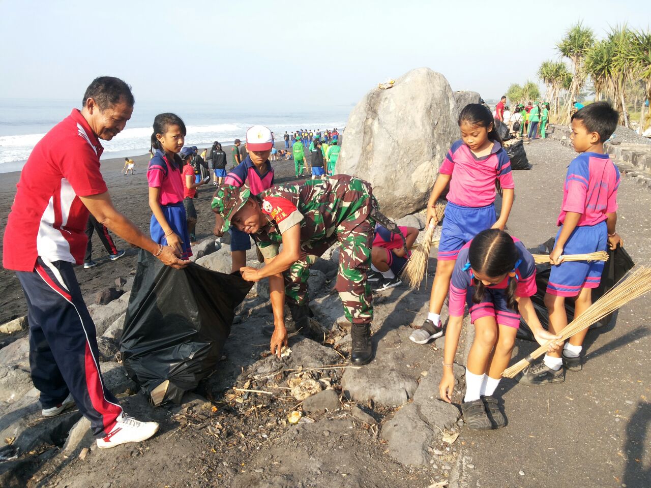 Kodim Gianyar dan DLH Pelopori Aksi Bersih Pantai Selatan Gianyar