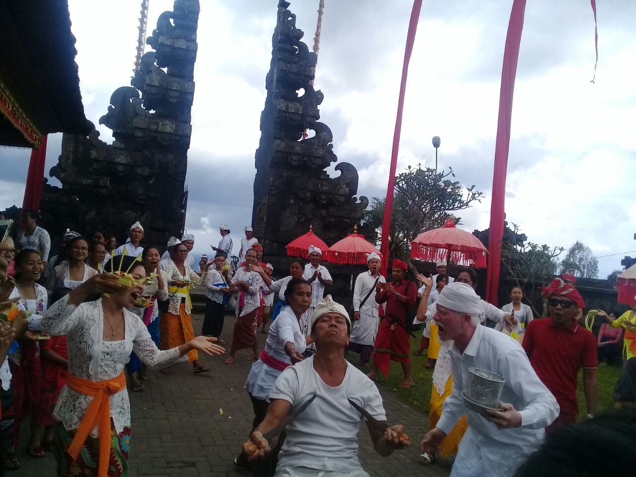 Saat Prosesi Madewa Ayu : Puluhan Krama Pande Alami Trance