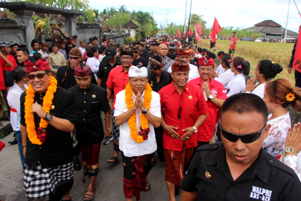 Koster Sesalkan Ada Turis Naik dan Duduk Di Padmasana Pura Gelap Besakih