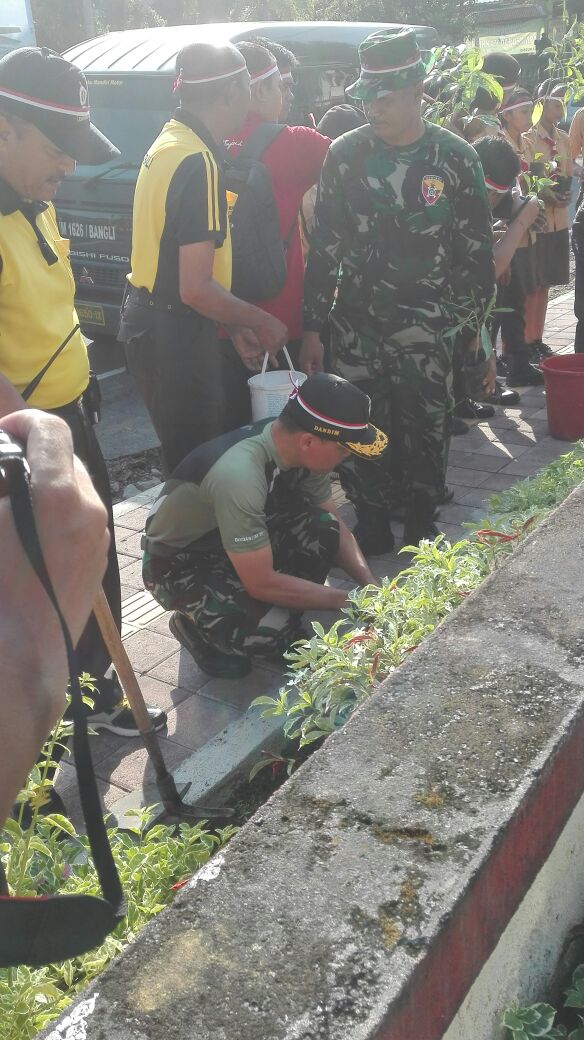 Peringati Hari Bumi Sedunia, Polres Bangli dan Kodim 1626/Bangli Gelar Giat Tanam Pohon