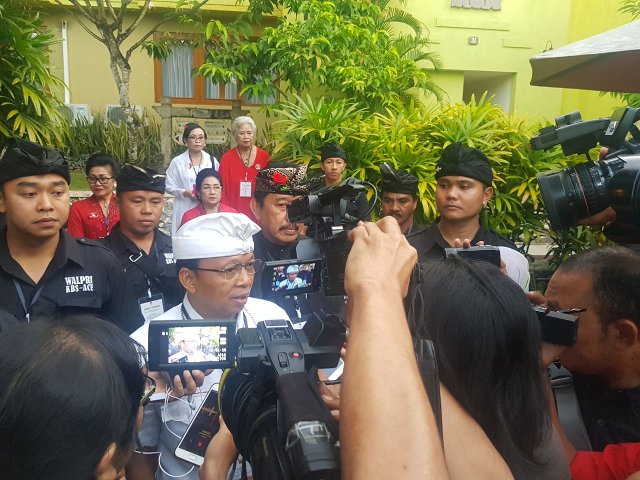 Tokoh Senior PDI Perjuangan AA. Gede Ngurah Puspayoga Hadiri Debat Calon Gubernur dan Wakil Gubernur Bali
