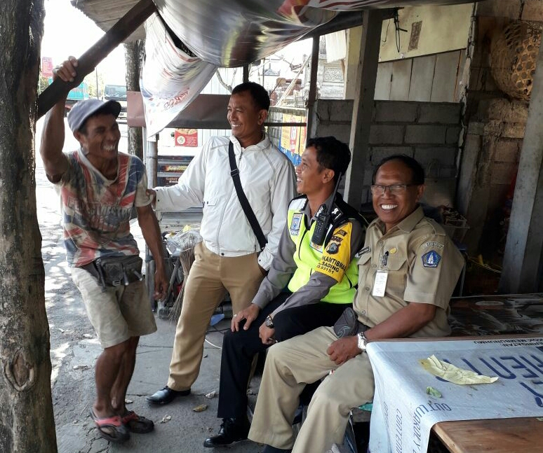 Bhabinkamtibmas Ingatkan Warga Banjar Pekandelan Sading Soal Berita HOAX