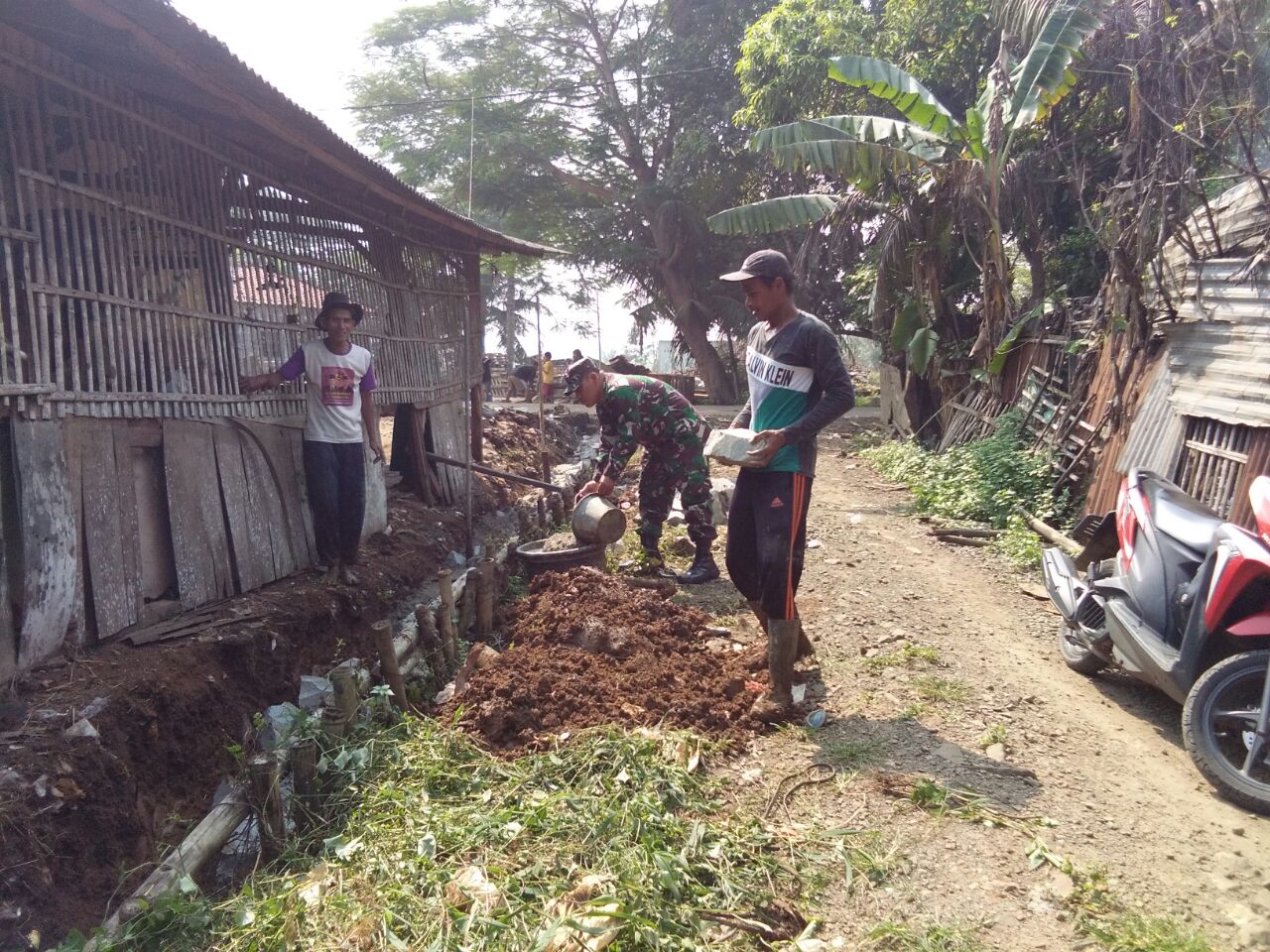 Babinsa Rajeg Karya Bhakti Bersama Masyarakat Bangun Saluran Air