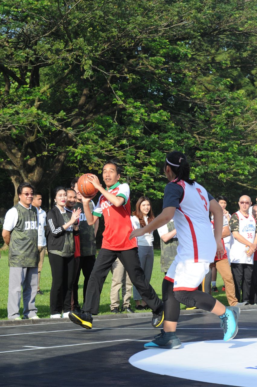 Presiden Jokowi Main Basket Dengan Pemain DBL