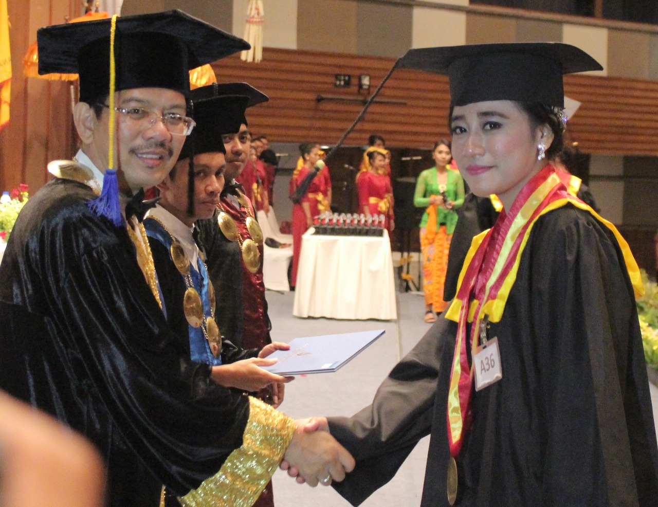STIKOM Bali Mewisuda 262 Sarjana Baru