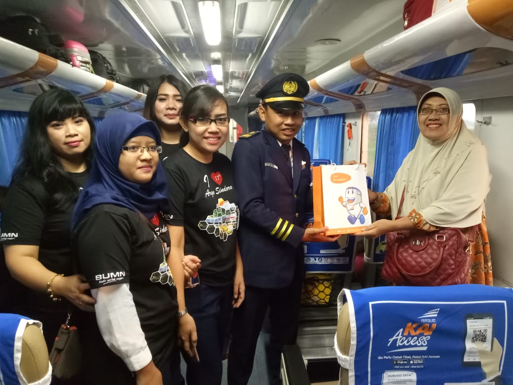 Peringatan ke-17 Beroperasinya KA Argo Sindoro, Aksi Simpatik Jajaran PT KAI Bagikan Hadiah Bagi Penumpang