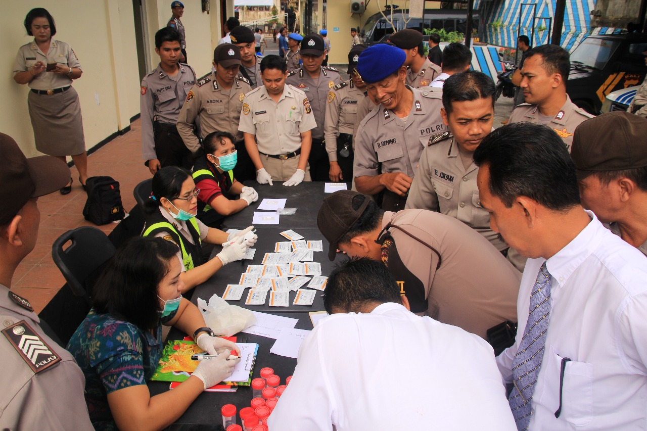Usai Apel Pagi, Polres Bangli Gelar Tes Urine Anggotanya