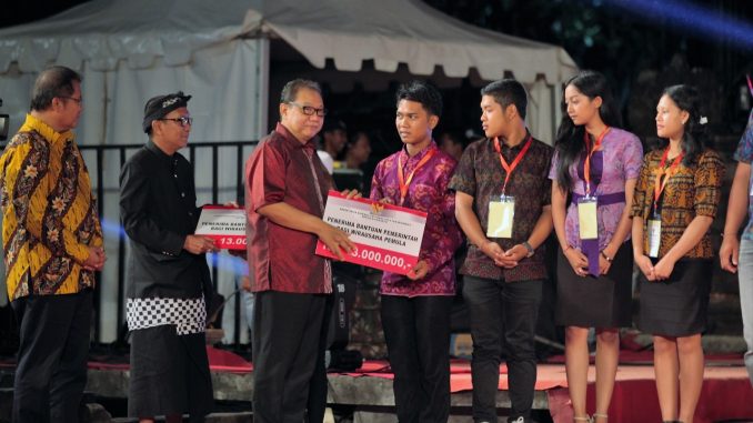Mahasiswa Terima Gmp Terima Dana Bantuan Wirausaha Pemula Berita Fajar Timur