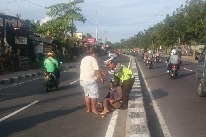 Panit Lantas Polsek Dentim Beri Pertolongan Warga Laka Lantas