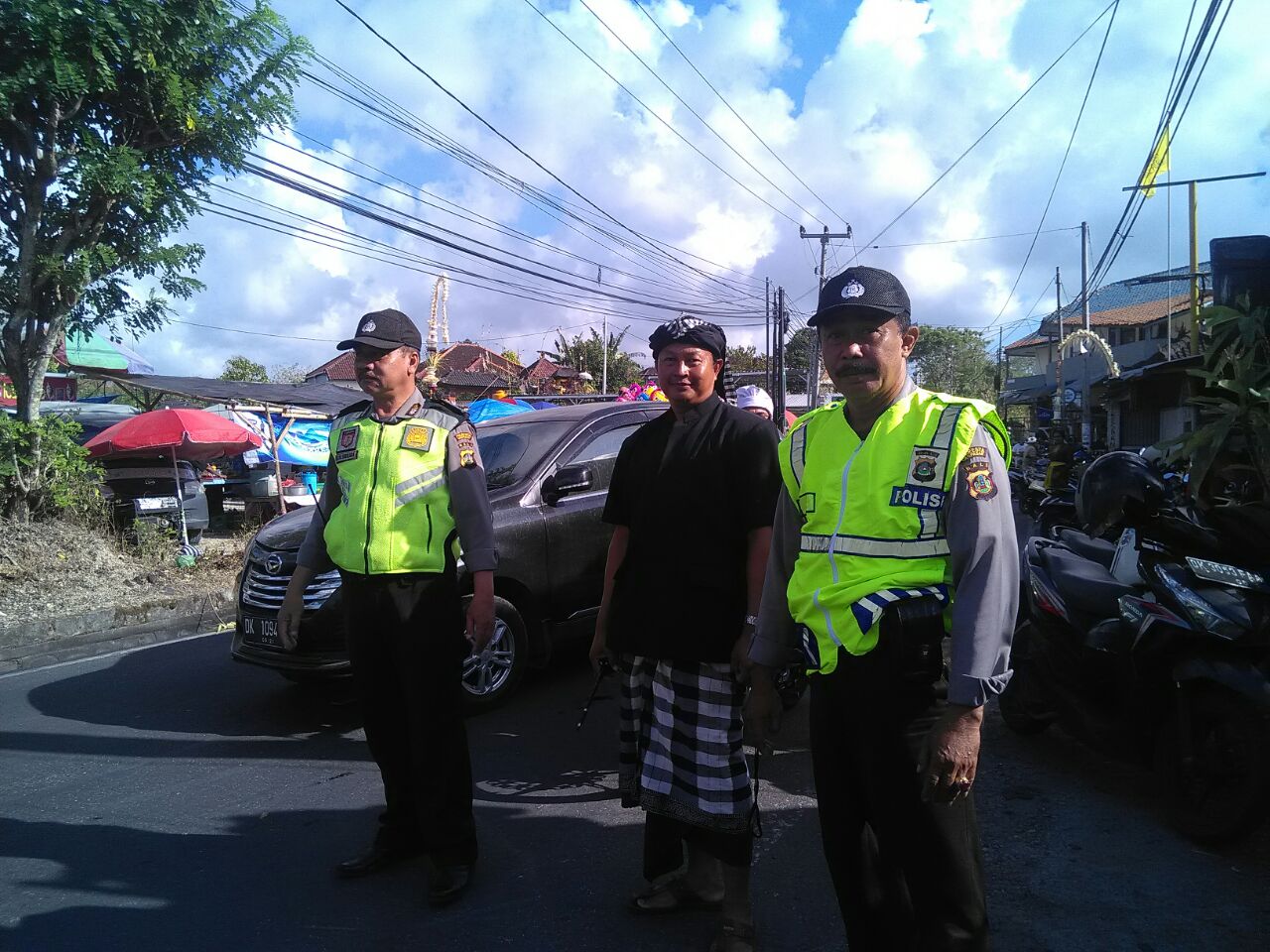 Jaga Keamanan, Personil Pospol Kutsel Bersinergi Dengan Pecalang