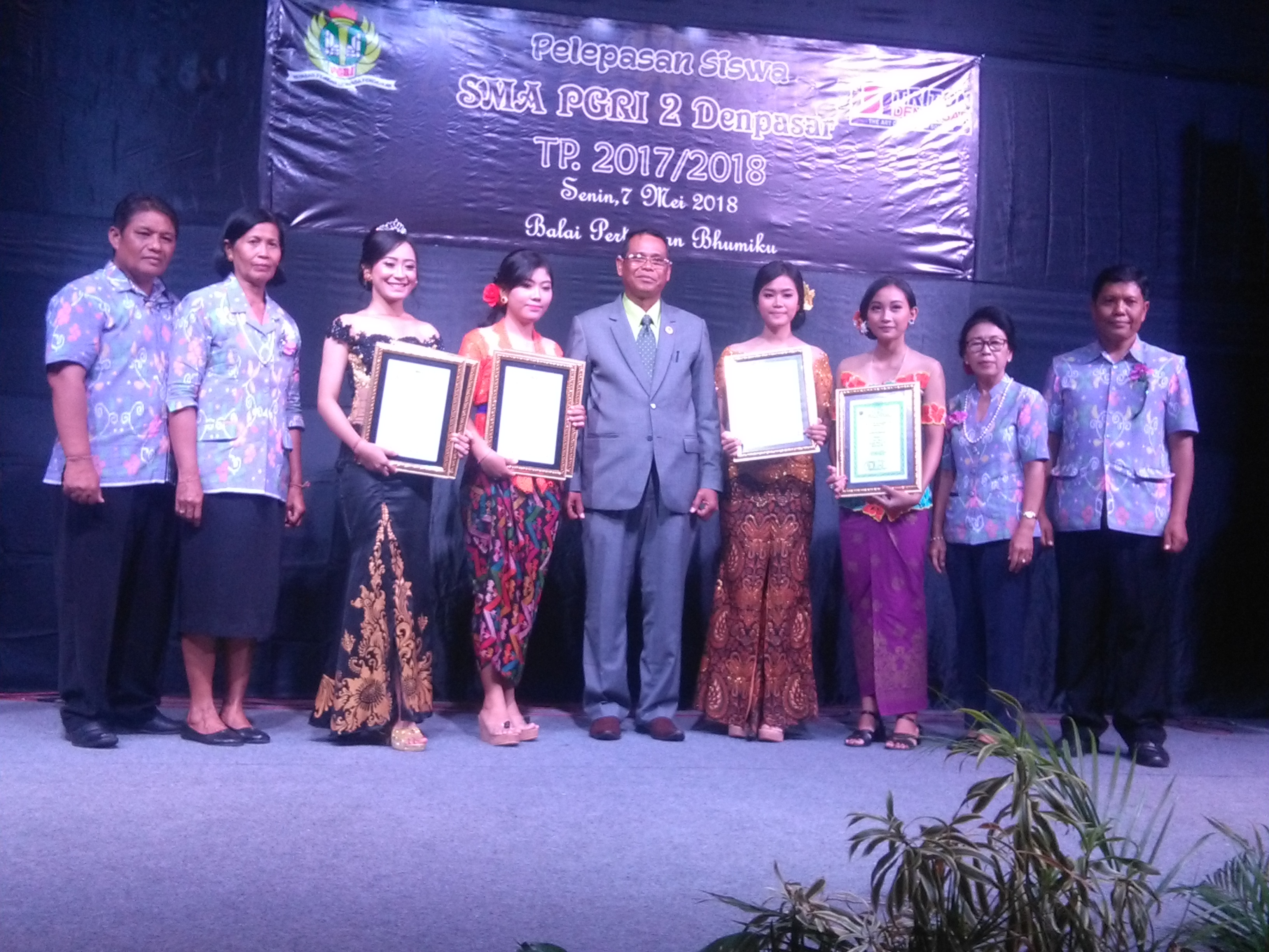 Pelepasan Siswa SMA PGRI 2 Denpasar : 243 Siswa Dinyatakan Lulus 100 Persen
