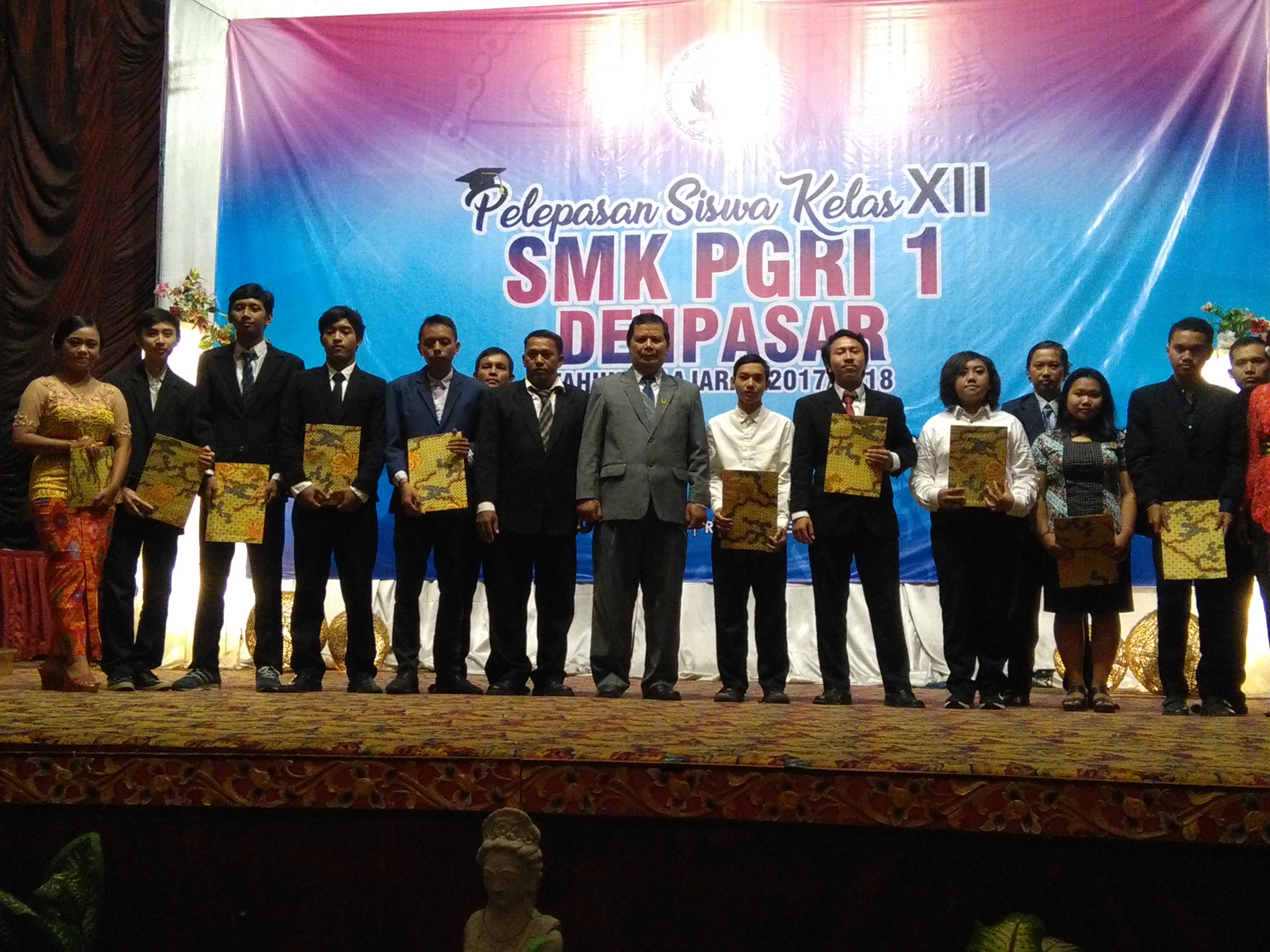 Lulus 100 Persen : 183 Siswa Kelas XII SMK PGRI 1 Denpasar Dilepas