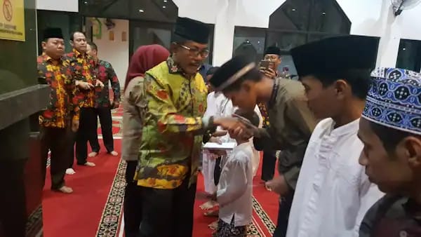 Peringati Nuzulul Qur’an : Setia Untung Berikan Santunan Kepada Anak-Anak Yatim