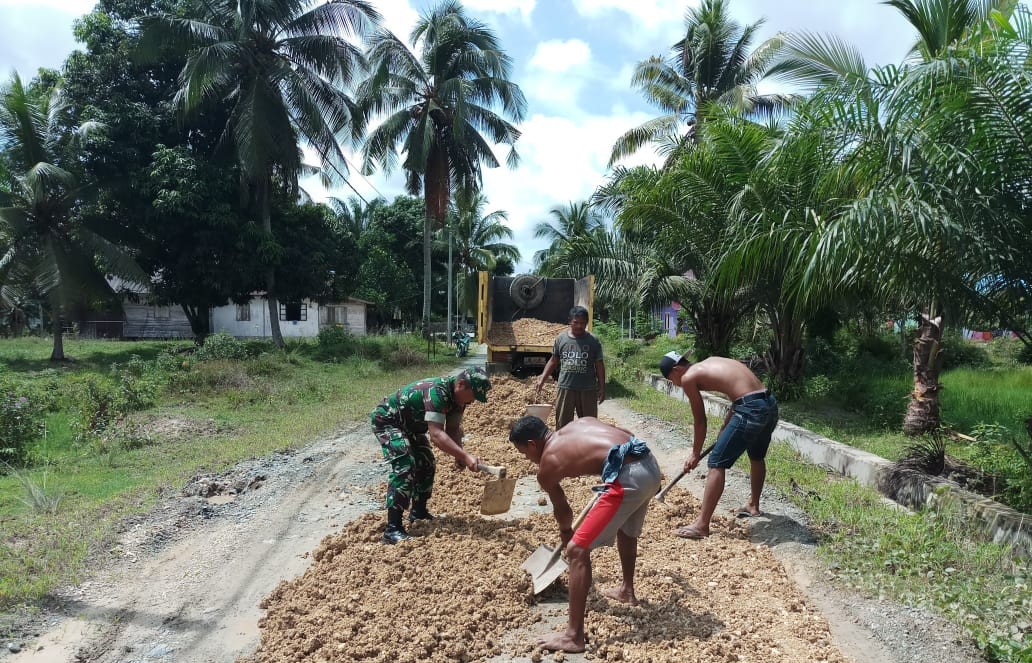 Babinsa dan Warga Sidorejo Perbaiki Jalan Rusak