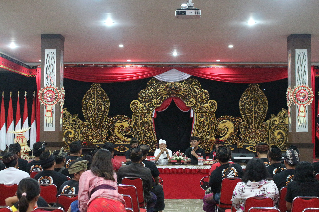 Dibawah Guyuran Hujan, Ribuan Warga Klungkung Tetap Semangat Satu Jalur