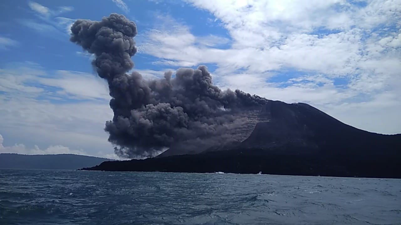 Gunung Anak Kratau Erupsi Setinggi 1000 Meter, Status Tetap Waspada