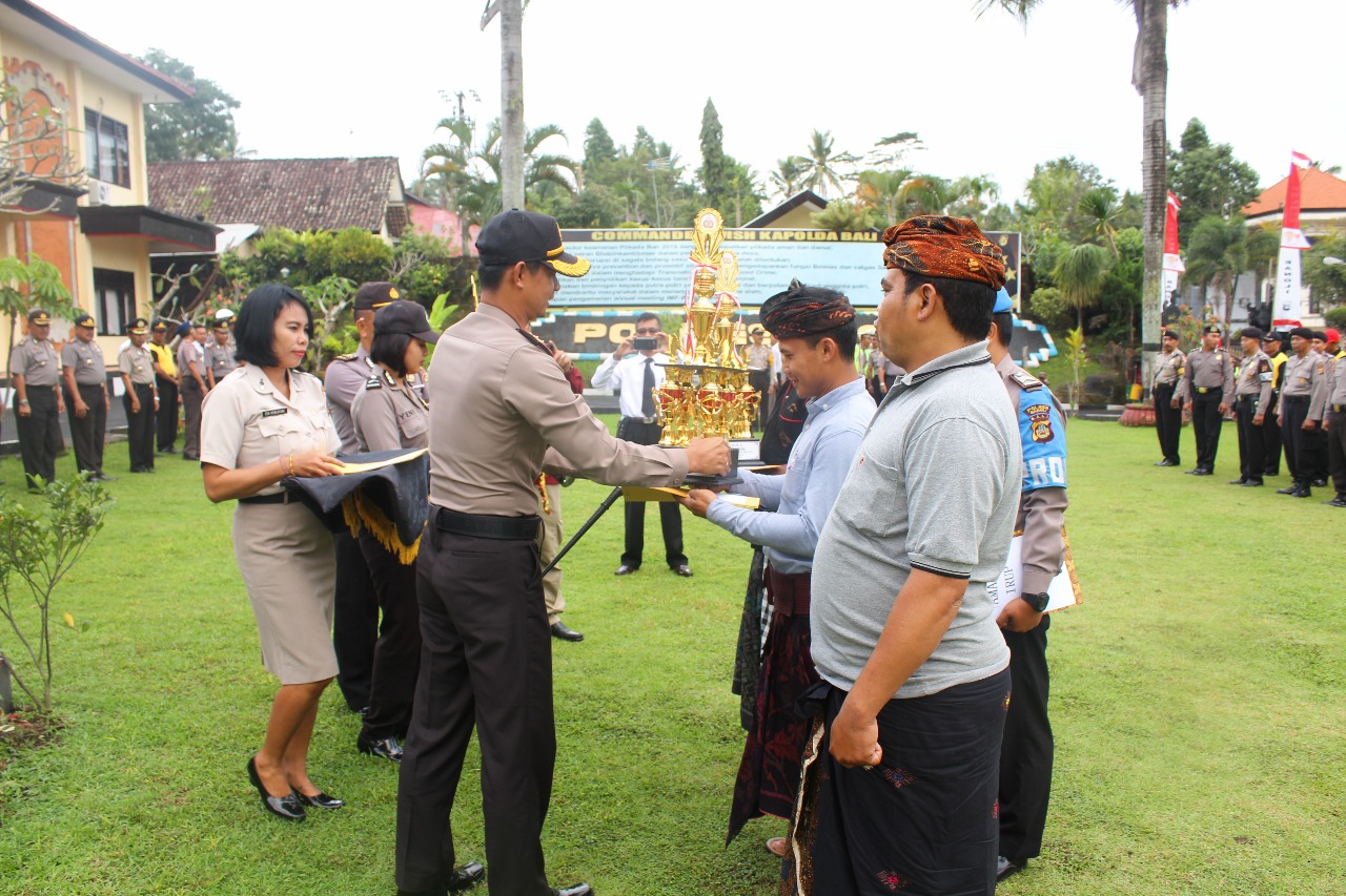 Kapolres Bangli Serahkan Piala dan Hadiah Lomba Hut Bhayangkara ke-72