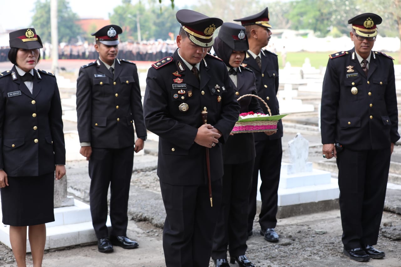 Kapolres Mojokerto Pimpin Upacara Ziarah dan Tabur Bunga Hari Bhayangkara ke-72