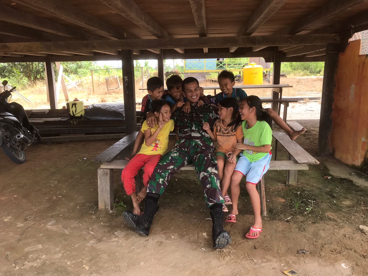 Curi Hati Anak Desa Perbatasan Sosok Sertu Galfeston Lakukan Ini