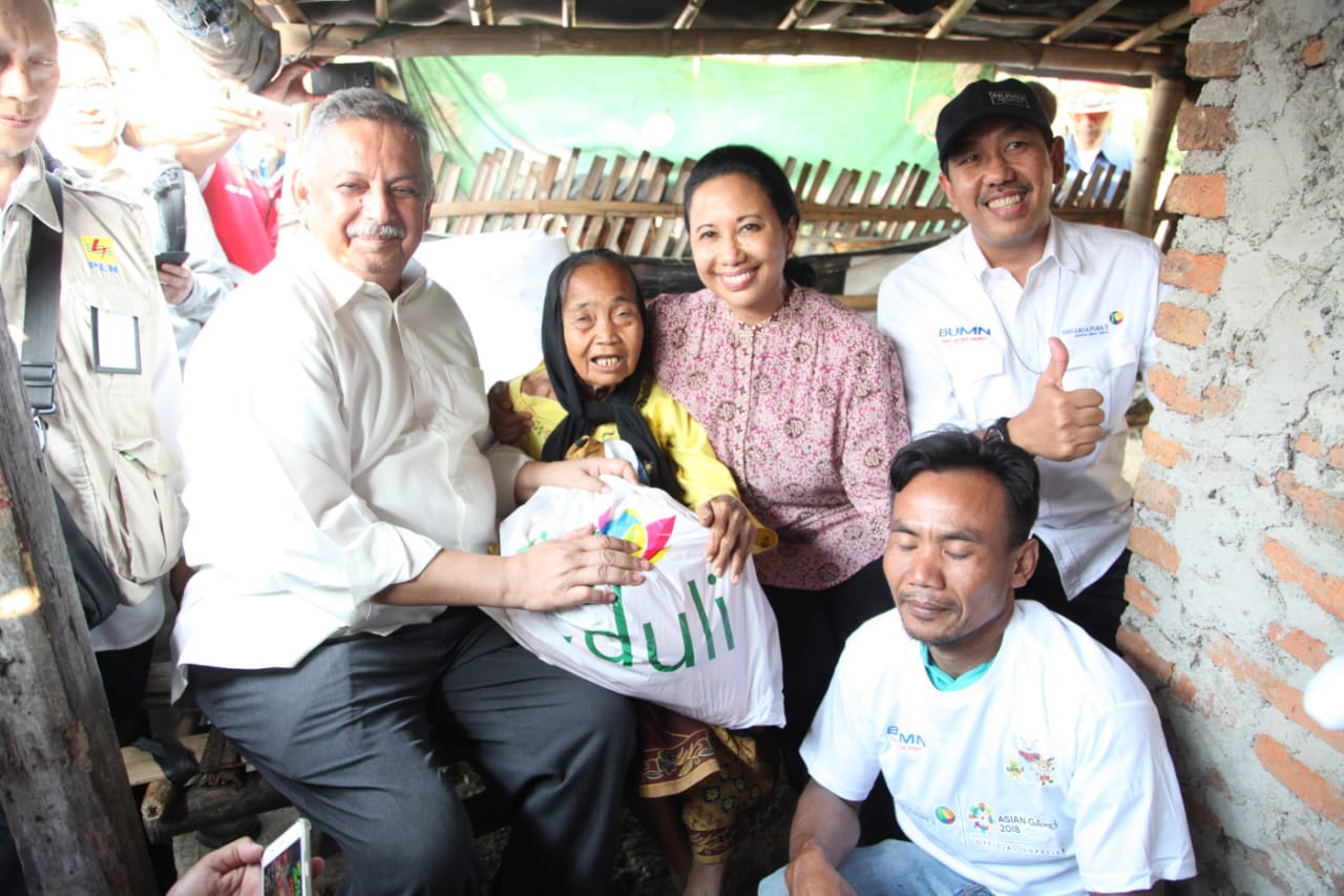Menteri Rini Tinjau Bantuan Sambungan Listrik Sinergi BUMN di Serang: 26000 Rumah Bakal Nikmati Listrik