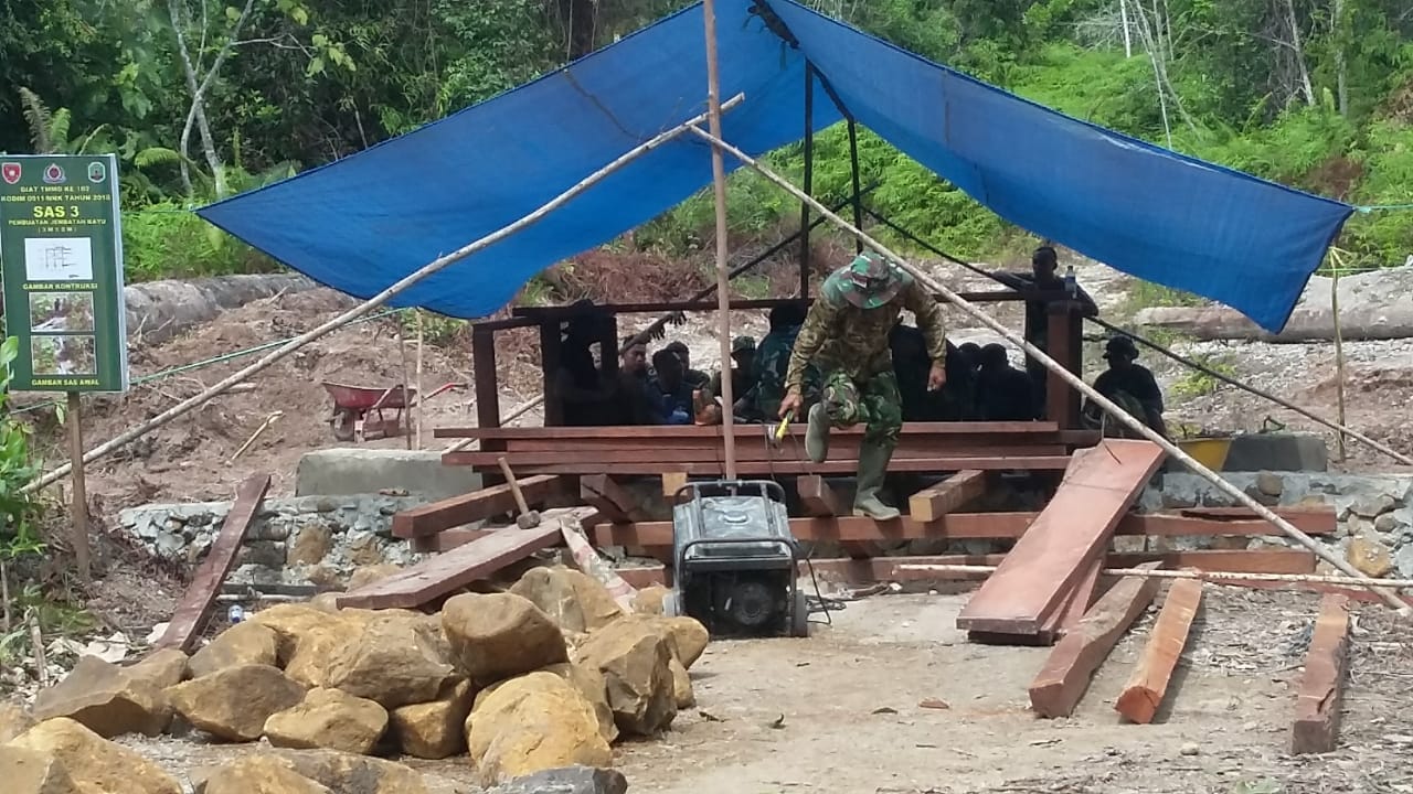 Tugas Mulia TNI Dalam TMMD Untuk Warga Perbatasan Desa Tujung