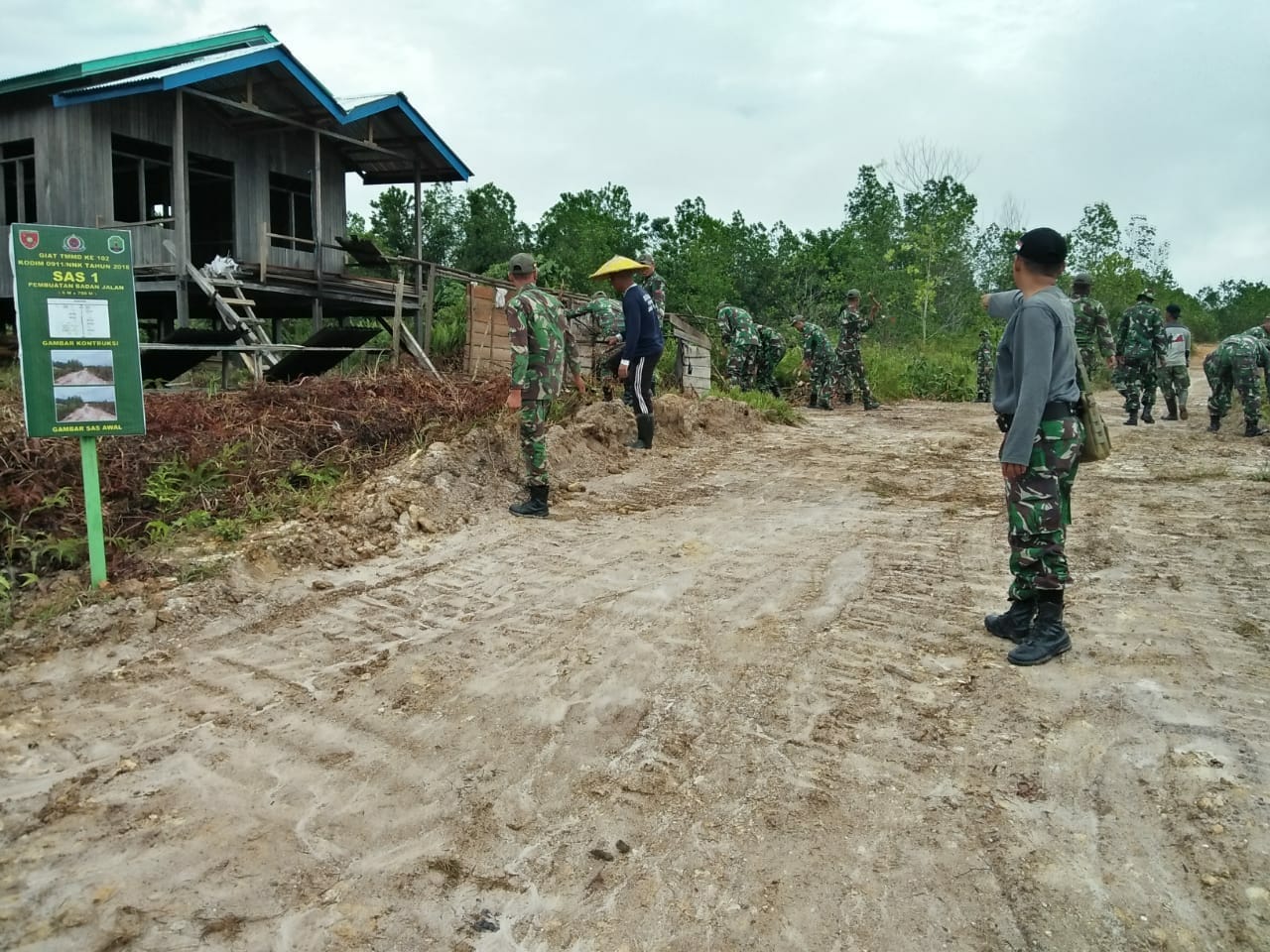 Tak Ada Medan Yang Berat Bagi TNI Untuk Lakukan Ini di Desa Tujung