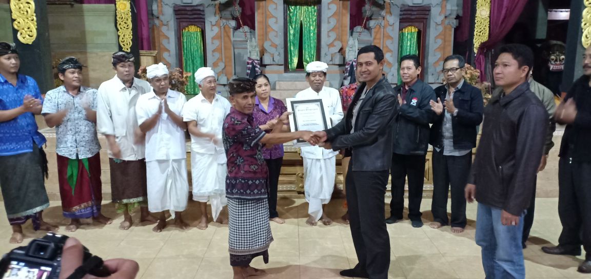 Kapolres Bangli Serahkan Piagam Penghargaan Kawasan Bersih Narkoba di Desa Pakraman Penglipuran