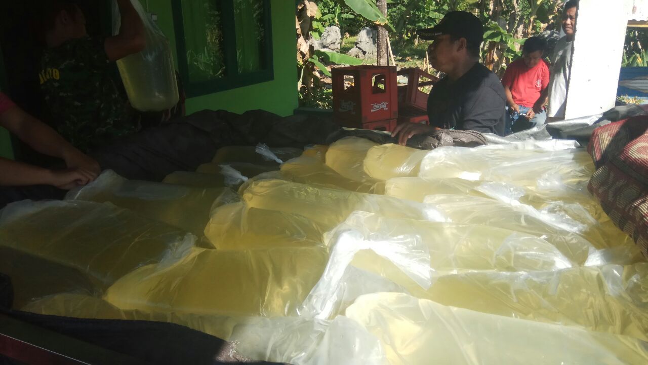 Anggota Koramil Atinggola Amankan Pembawa Miras Cap Tikus